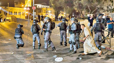 以色列警方在清真寺附近加強保安。