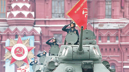 紅場舉行閱兵，俄軍展示坦克 。