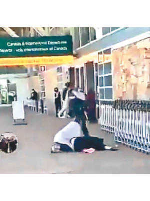死者躺在機場離境大堂入口。