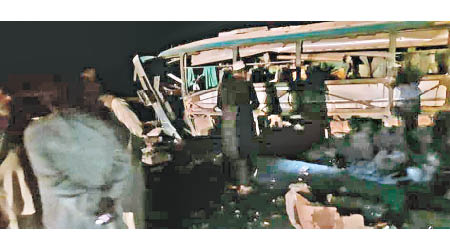 巴士觸及地雷後爆炸。