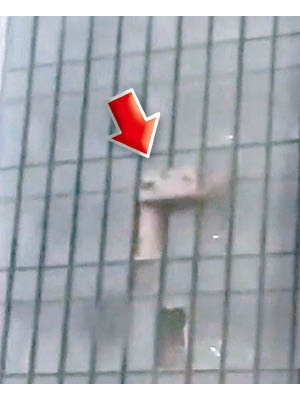 武漢：吊船（箭嘴示）不斷撞上大廈外牆玻璃。