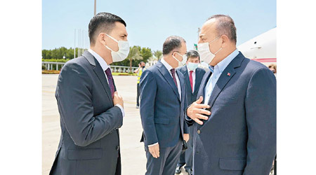 土耳其外長恰武什奧盧（右）抵達利雅得時獲當地官員迎接。