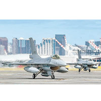 飛機迷拍攝F16A/B戰機過境機場的相片。