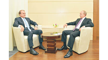 梅德偉丘克（左）與俄羅斯總統普京（右）關係密切。