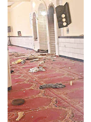 炸彈襲擊現場滿布碎片。