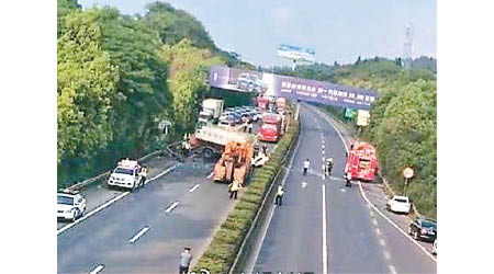 圖為滬蓉高速公路意外現場。