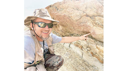 弗羅布萊斯基發現腳印化石。