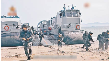 高速氣墊船可把兵力快速運往岸上。