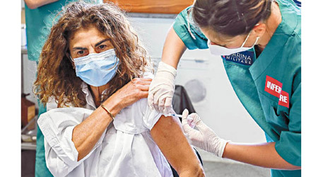 一名意大利女子接種疫苗。