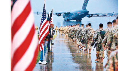 台海局勢空前緊張，有指美軍可能秘密進駐台灣，圖為美軍士兵登機前往目的地。