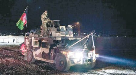 阿富汗政府軍與塔利班交火。