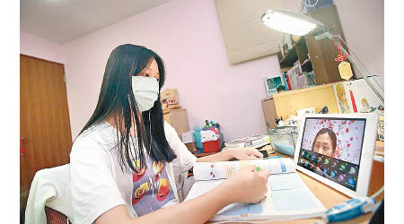 台北市學生留在家中網上學習。（中時電子報圖片）