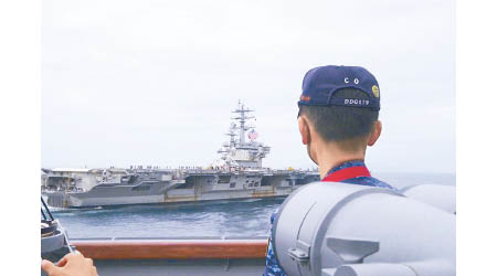 美國海軍航母列根號在關東南方海域參與戰術訓練。