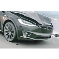 肇事Tesla車頭受損。