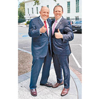 朱利安尼（左）的兒子安德魯（右）有意競選紐約州州長。