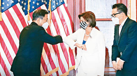 南韓總統文在寅（左）與美國眾議院議長佩洛西（中）會面。
