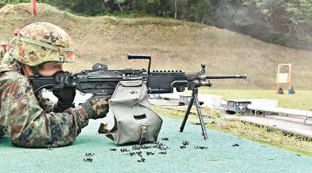 日本陸上自衞隊在訓練中，使用住友重機械生產的機關槍。