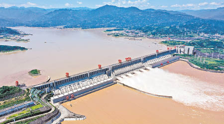長江流域遇汛情，圖為長江三峽水庫去年洩洪情況。（中新社圖片）