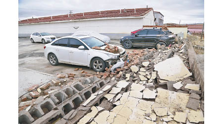 青海地震造成多地房屋、車輛受損。（中新社圖片）