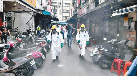 防疫人員在台北萬華區消毒。
