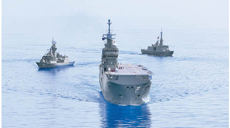帕拉馬塔號（左）、雷電號（中）及敍爾庫夫號（右）在南海航行。