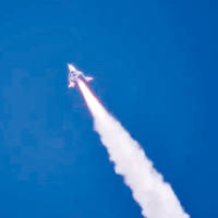 團結號發動火箭引擎飛行。