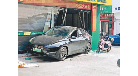 涉事電動車倒車時衝進店舖內。