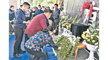 民眾向袁隆平遺像獻花。（中新社圖片）