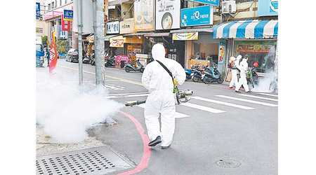 台灣當局繼續派員在街上進行消毒作業。（中時電子報圖片）