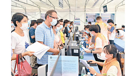 廣州市民排隊登記接種疫苗。（中新社圖片）