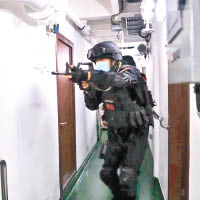 特戰隊員模擬攻入船艙。