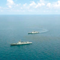 揚州號（上）駛近南京號（下）在南海進行演練。