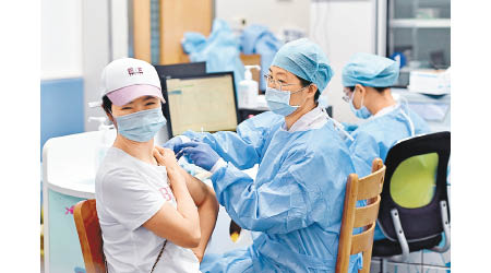 廣州一名市民接種新冠疫苗。