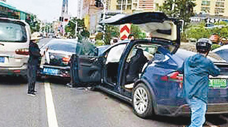 Tesla追撞多輛車，現場一片混亂。