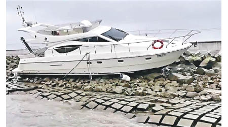遊艇擱淺在崇明區橫沙島北港防汛灘上。
