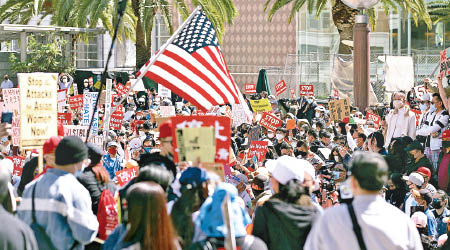 美國接連出現針對亞裔的暴力案，引發民眾早前上街示威。（中新社圖片）