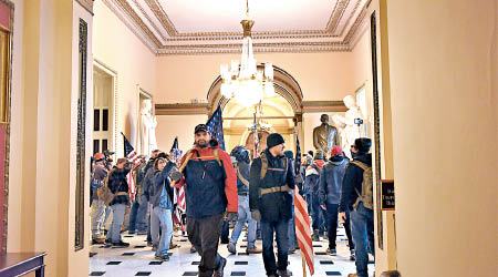 當時有多名暴徒闖入國會。（中新社圖片）