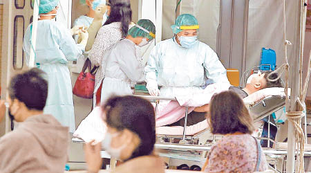 聯合醫院忠孝區醫護人員忙於為民眾採檢。