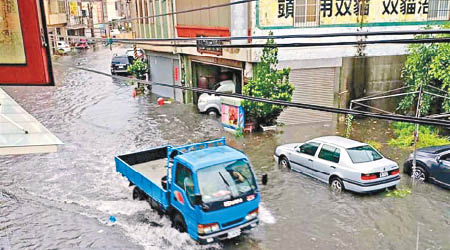 台中市部分地區水浸，車輛需涉水而行。