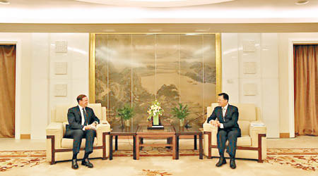 謝鋒（右）向薛逸駿（左）表示，希望美企在華合作共贏。