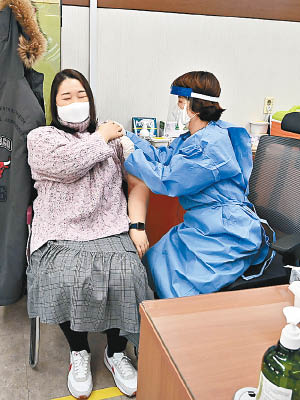 南韓民眾早前接種阿斯利康疫苗。