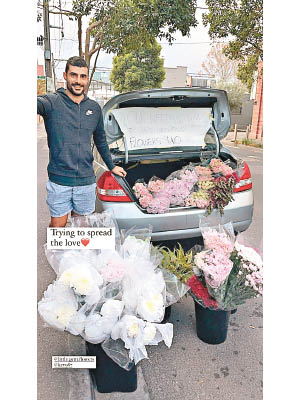 馬格林在街頭出售鮮花。