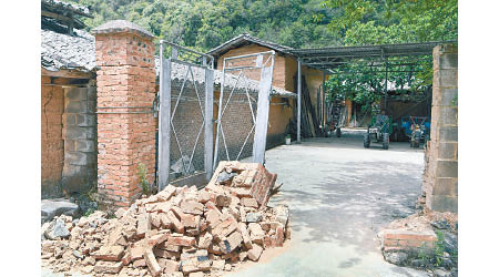 象群途經多個村，有村民鐵門被破壞。（中新社圖片）