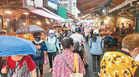 台北市菜市場再現人潮。