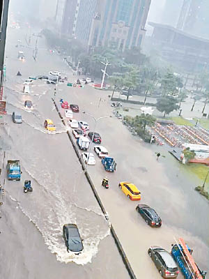 台北市下起暴雨，道路嚴重水浸。