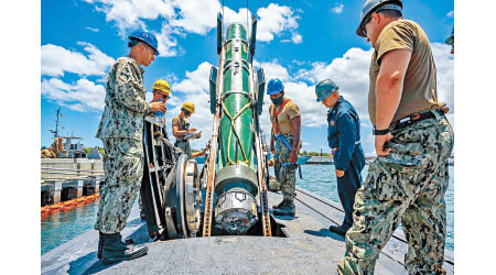 美軍攻擊核潛艇哥倫比亞號為演習裝載魚雷。