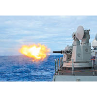 解放軍艦艇以副炮射擊海上目標。