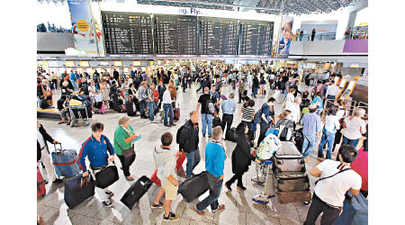 歐洲多個機場在暑假或陷亂，圖為德國法蘭克福機場。