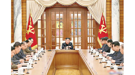 金正恩（中）主持勞動黨第8屆中央委員會第一次政治局會議。