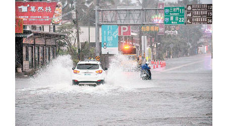 屏東暴雨成災，街道變成澤國。